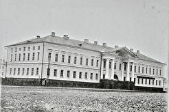 Губернские присутственные места. Вид со стороны Сусанинской площади (1885)