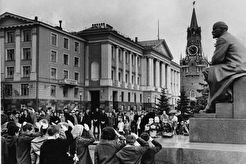 Кремль. Пионеры у памятника Ленину (1970)