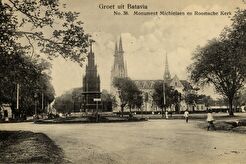 Batavia. Rooms-Katholieke kathedraal en het Michielsmonument op het Waterlooplein (1920)