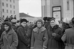 У кинотеатра "Аврора" (1960)
