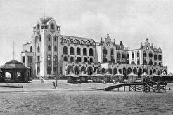 Фасад отеля Grande Albergo delle Rose с видом на пляж Элли (Elli Beach) (1929)
