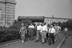 Неизвестная официальная делегация у Царь-пушки (1950)