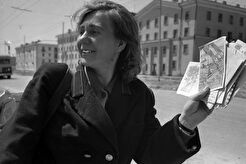 Почтальон Валентина Алексеева с новой почтой на Новомосковской улицей (1960)