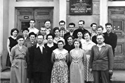 У входа в Политех (1960)
