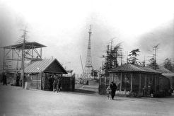 Зоологический уголок на верхней площадке магаданского парка (1960)