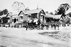 Charabanc in front of the Warrandyte Hotel (1909)