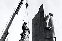 Демонтаж комуністичного пам'ятника 12 вересня 1991 року на головній площі столиці (1991)