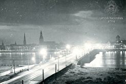 Набережная Даугавы и Октябрьский мост (Каменный) ночью (1960)