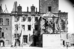Pohled na část jižního průčelí Staroměstské radnice (1945)