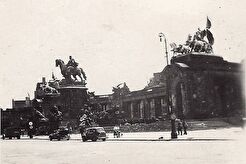 Die Stadt nach dem Ende der Kämpfe. Kaiser-Wilhelm-Nationaldenkmal (1945)