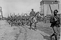Casablanca. Défilé de tirailleurs sénégalais près de la tour de l'horloge (1913)