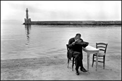 A man reading a newspaper (1962)