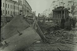 Разрушенный попаданием фугасной бомбы трамвай на площади Нахимсона (1941)