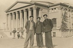 У Драматического театра (1960)