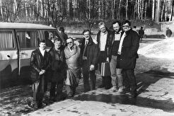 На крыльце гостиницы "Золотая долина" (1991)