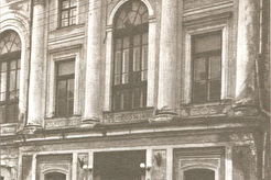 У входа в Центральный дом работников искусств. (1940)