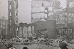 Жители Сталинграда покидают город (1942)