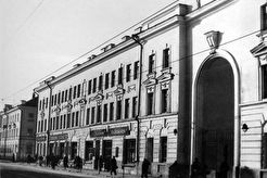 Восстановленные и надстроенные дополнительными этажами дома по улице Урицкого (1960)