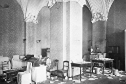 Белая гостиная после захвата Зимнего дворца революционерами (1917)