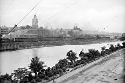 Yarra River. Flinders Street Station (1913)