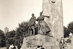 Пам'ятник, що невдовзі демонтують на головній площі столиці (1991)