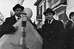 Демонстранты "Архморпуть" у здания Пароходства (1960)