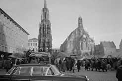 Nürnberg. Hauptmarkt mit Schönem Brunnen und Frauenkirche (1970)