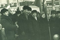 Демонстранты около ресторана "Полярный" (1960)