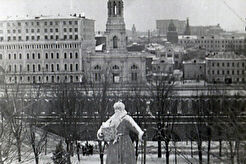 Московский Кремль. Фигура Деда Мороза в Тайницком саду (1960)