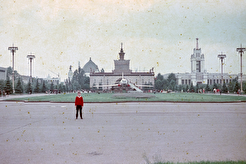 Между двумя самыми красивыми фонтанами ВДНХ СССР (1970)
