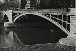 Le Bras nord du pont Sully, vue prise du port Henri IV, au pied du pont (1940)