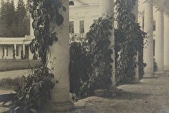 Галерея у главного дома (1925)