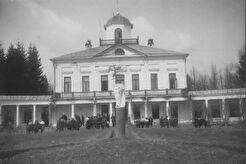 Скульптура перед главным корпусом санатория "Мцыри" (1930)
