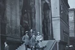 У портика Нового Эрмитажа (1930)