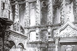 Иконостас Троицкого собора, слева – царское место (1900)