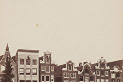 Damrak 76-70. Midden ingang Baafjessteeg (1859)