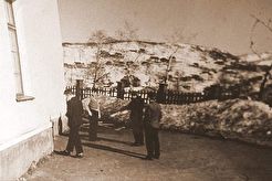 Возле школы (1960)
