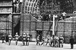 Déblaiement des sacs de sable de protection de la façade de Notre-Dame de Paris occupée par les Allemands (1940)