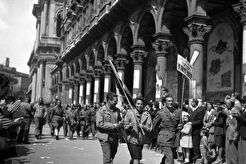 Sfilano verso Piazza del Duomo le brigate dell'Oltrepò Pavese (1945)