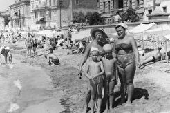 Пляж на набережной в "старом городе" (1960)