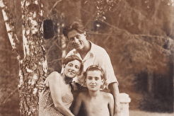 Отдыхающие из санатория "Мцыри" в парке на красном мосту (1937)