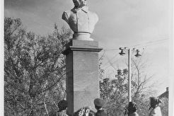 Памятник А.И. Попову (1960)