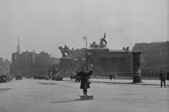 Sowjetischer Regler N. Solovyov auf dem Quadrat am königlichen Palast in Berlin (1945)