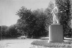 Памятник Ленину в парке им. Дзержинского (1930)