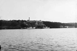 Kvarnholmen från Saltsjön, kvarnen Tre kronor (1910)