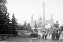Площадь Промышленности. Вид на павильон №№32-34 «Космос» (1990)