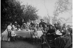 Лев Толстой с родными и знакомыми, среди которых художник Николай Ге (1888)