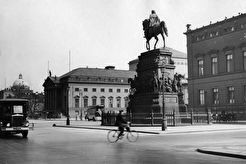 Staatsoper und Monumentale Reiterstandbild Friedrichs des Großen / Оперный театр и конная статуя Фридриха Великого (1920)
