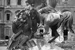 Офицеры Красной Армии фотографируются на памятнике (1945)