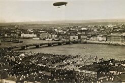 Управляемый аэростат "Гриф" пролетает над Санкт-Петербургом (1911)